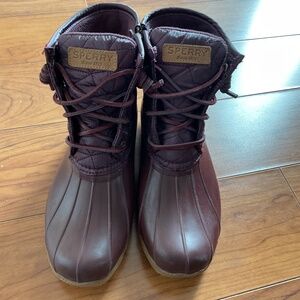 Burgundy Sperry Rain Boots in Excellent Condition